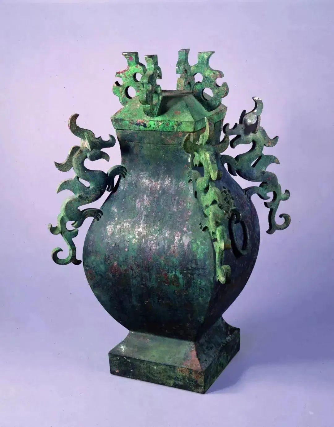 夔龙饰铜方壶首次亮相上海来自石家庄的古中山国文物颇受欢迎
