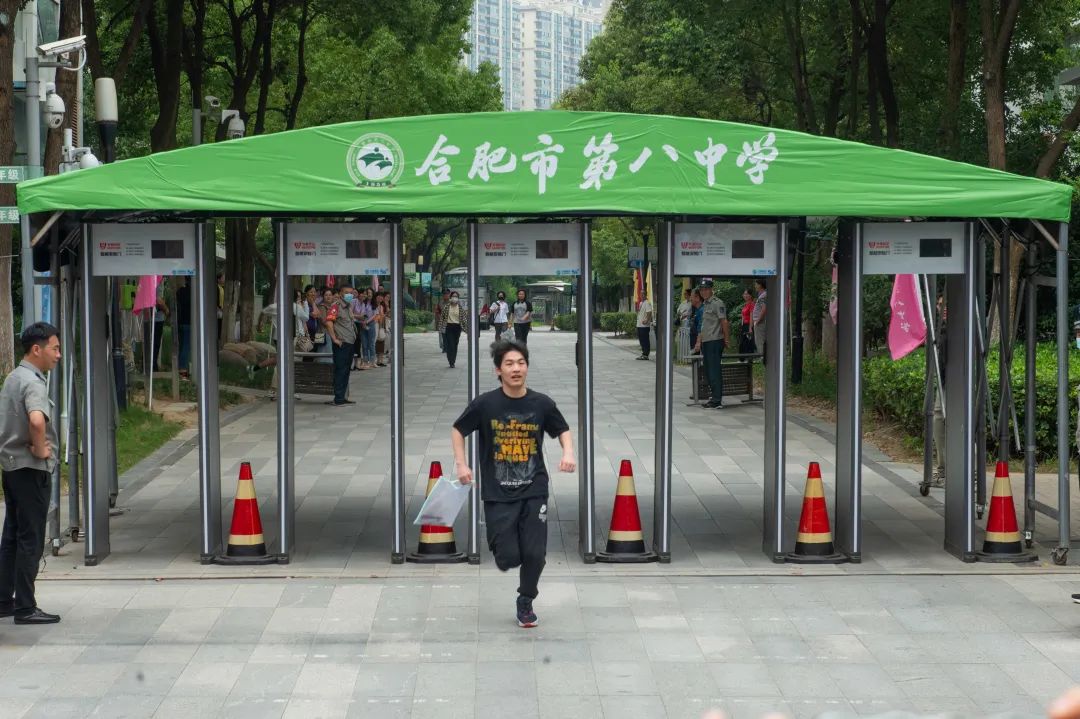 一考生开心出考场_席幕容诗一棵树_席幕容送别意思