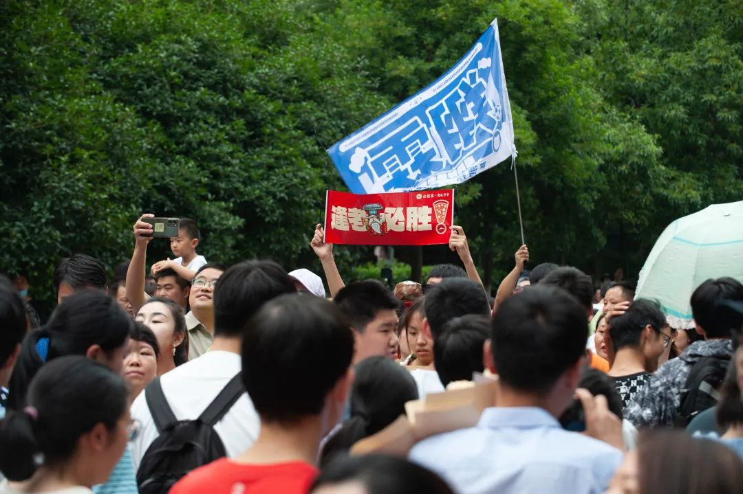 一考生开心出考场_席幕容送别意思_席幕容诗一棵树