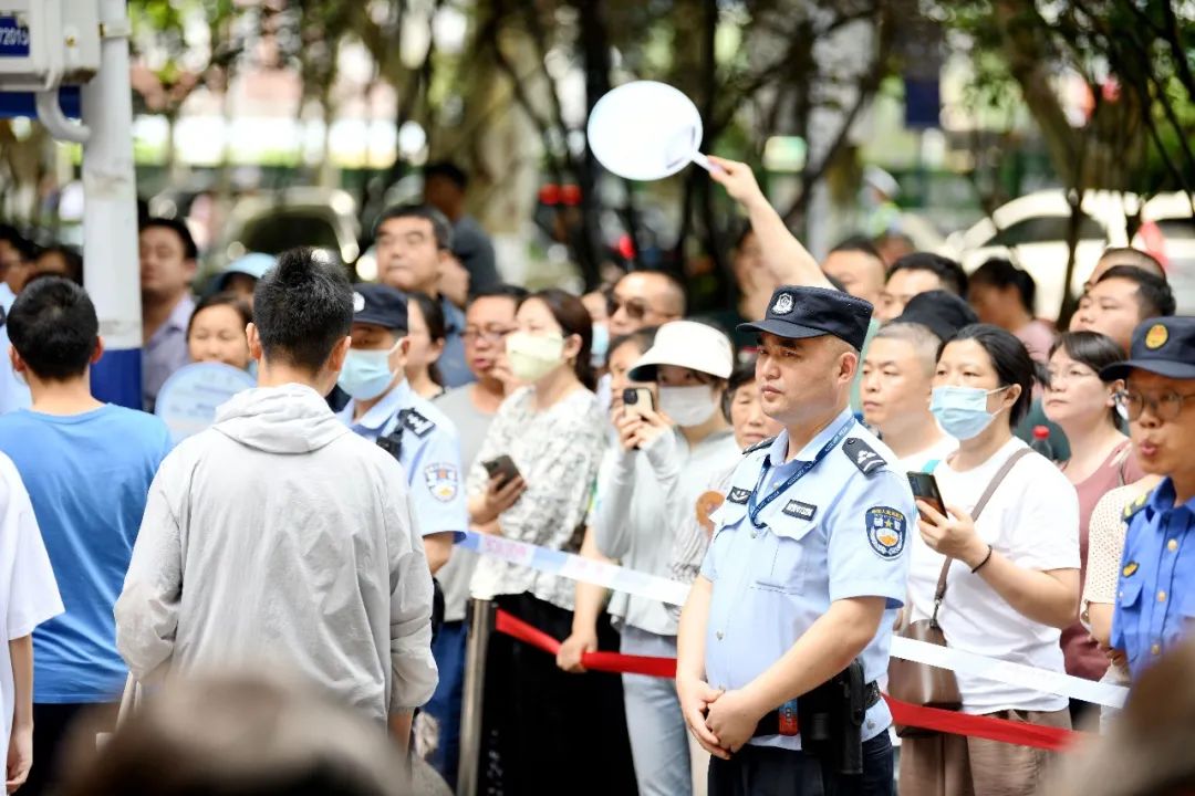 一考生开心出考场_席幕容送别意思_席幕容诗一棵树