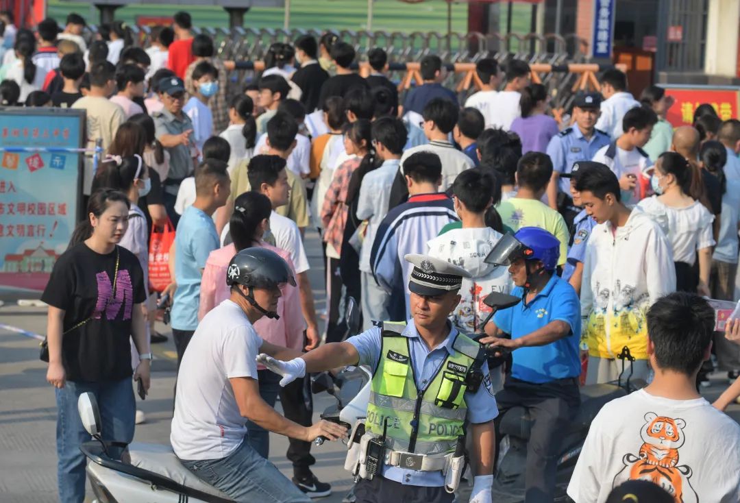 席幕容诗一棵树_席幕容送别意思_一考生开心出考场