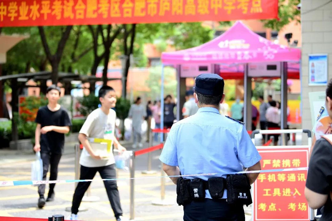 合肥市廬陽高級中學考點外,民警緊張有序的執行護考任務.交出了