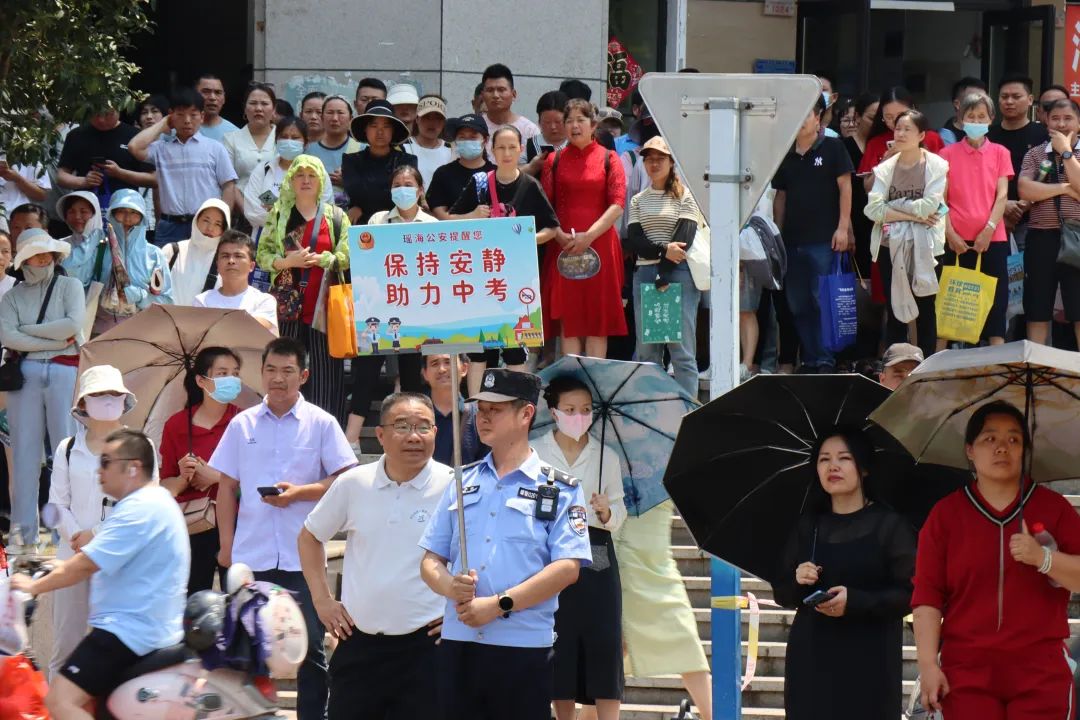 一考生开心出考场_席幕容诗一棵树_席幕容送别意思