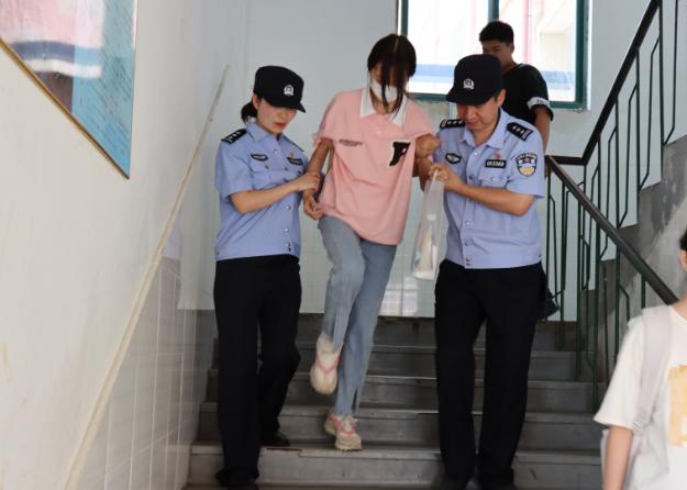 一考生开心出考场_席幕容诗一棵树_席幕容送别意思