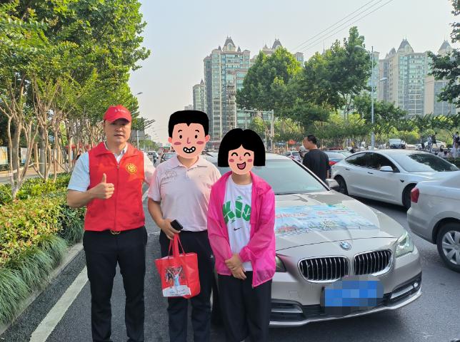 席幕容诗一棵树_席幕容送别意思_一考生开心出考场
