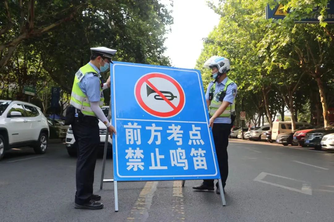 一考生开心出考场_席幕容送别意思_席幕容诗一棵树