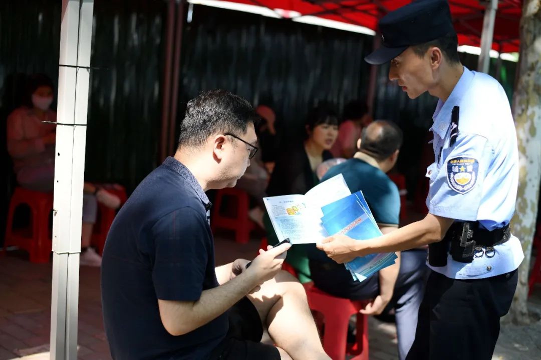 席幕容送别意思_一考生开心出考场_席幕容诗一棵树