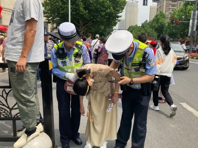 一考生开心出考场_席幕容诗一棵树_席幕容送别意思