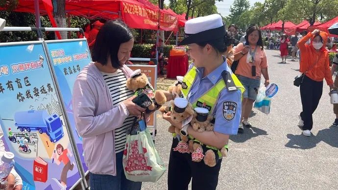 席幕容诗一棵树_一考生开心出考场_席幕容送别意思