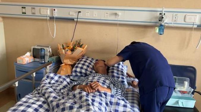跳桥救人小哥获杭州市政府最高奖励_90后外卖小哥救人_梦见跳水里救人