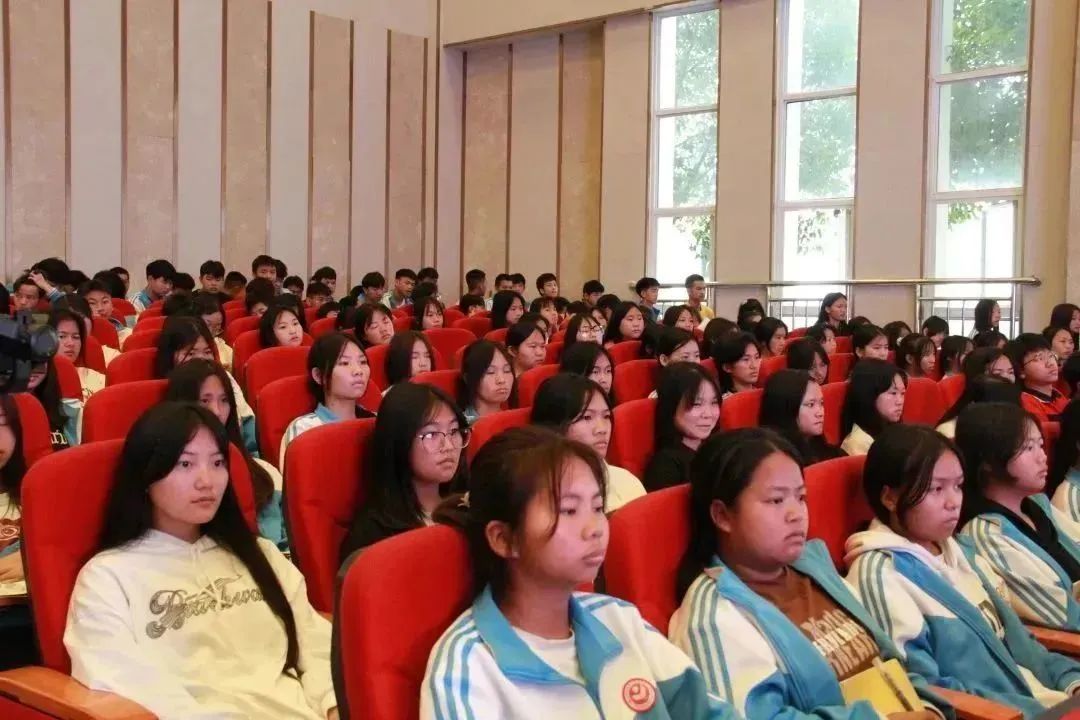 旁听同学6月16日,砚山县人民法院干警来到砚山县民族职业高级中学开展