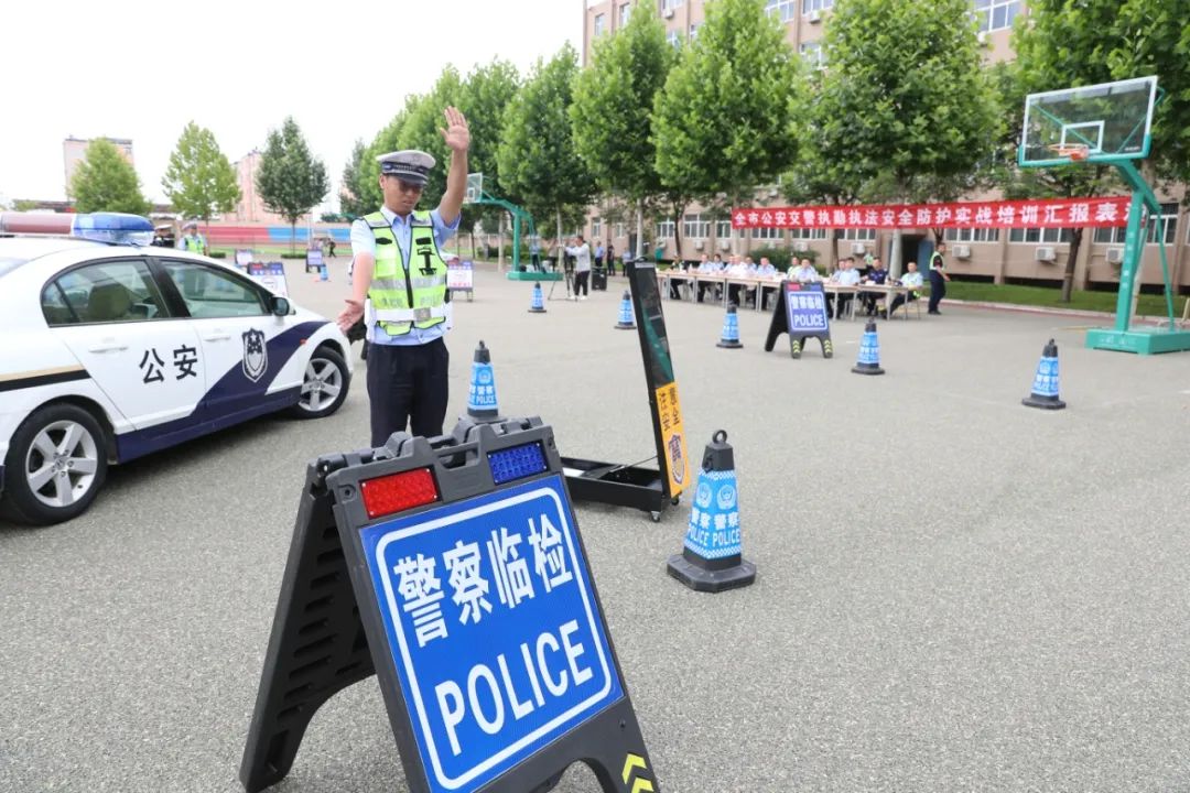 市局交警支队组织开展全市公安交警执勤执法安全防护实战培训汇报表演