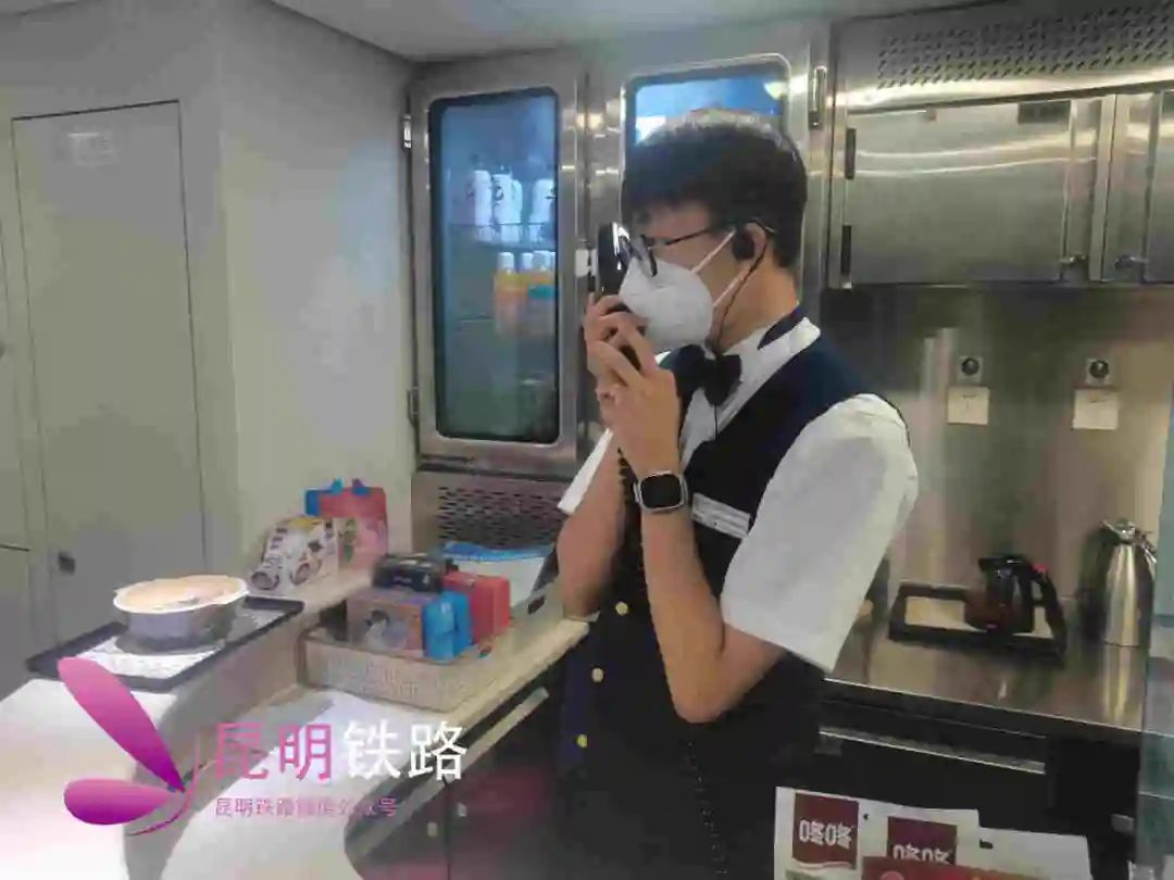 孕妇在列车上突然临盆，众人伸出温暖援手