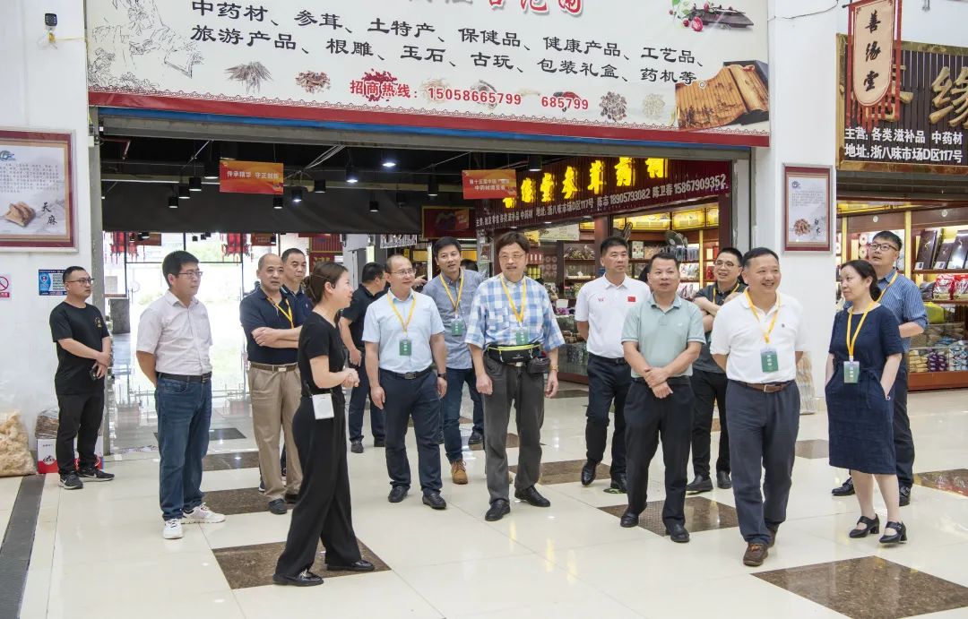 江南药镇养生博览馆后,召开"中药材产业及磐安药膳"专题座谈会,与当地