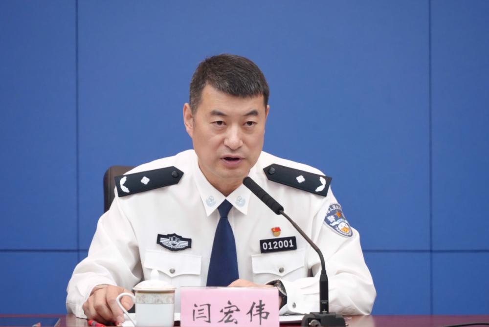 市禁毒办常务副主任,市公安局禁毒总队总队长闫宏伟介绍相关情况.