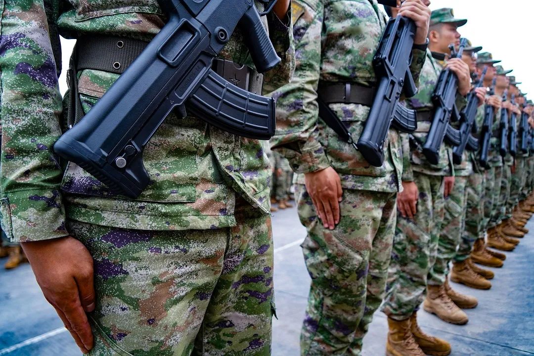 手擎钢枪严守忠诚,勇于担当新战士们