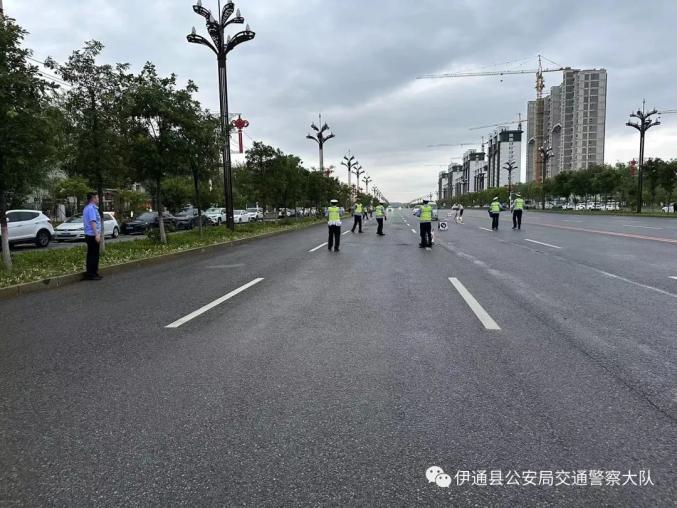 亮证逃查酒驾事件执勤辅警为何被辞_交通违法查处演练_交警演练简报