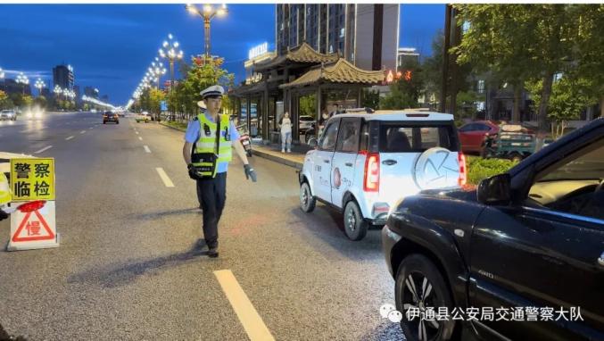 交警演练简报_交通违法查处演练_亮证逃查酒驾事件执勤辅警为何被辞