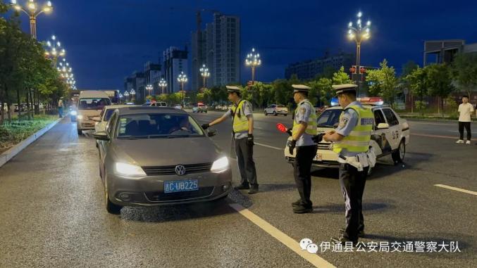 交通违法查处演练_交警演练简报_亮证逃查酒驾事件执勤辅警为何被辞