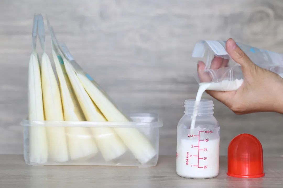 天热母乳放冰箱可以保存多久？母乳分层，还能喝吗？