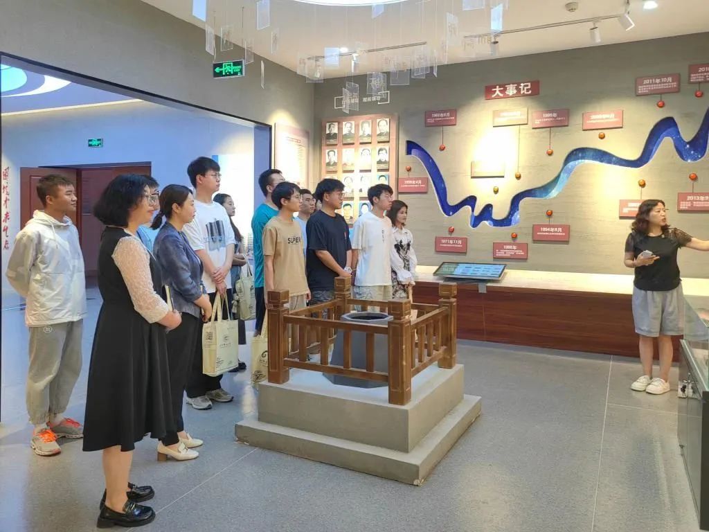 学校举行2023届校友联络员座谈会暨“你好，新校友”欢迎仪式