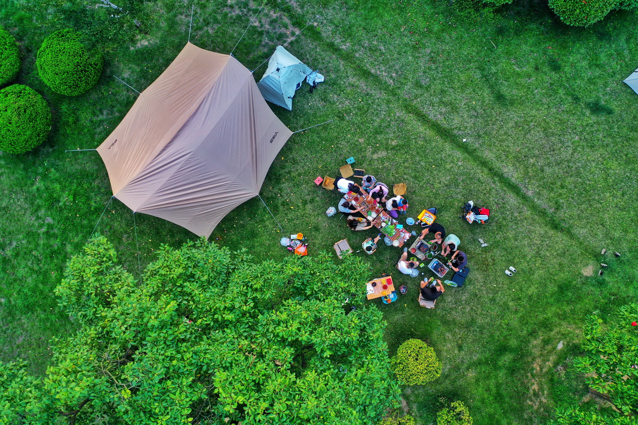 游客们在山东日照绿舟路露营公园游玩.