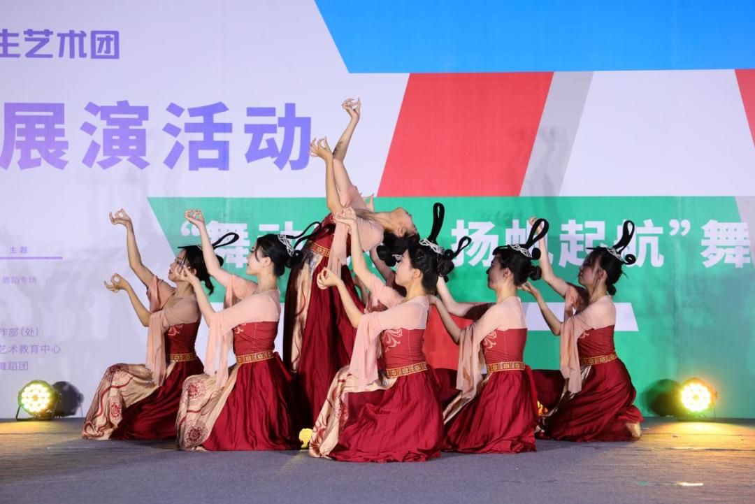 赏与掌声十余个舞蹈节目中有抛袖回转的蹁跹身姿也有跟随节奏的自如律动