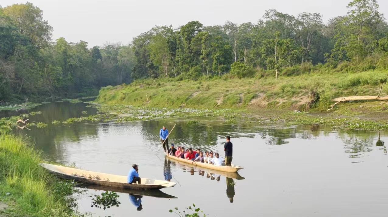 尼泊尔奇特旺独木舟漂流的平静神秘