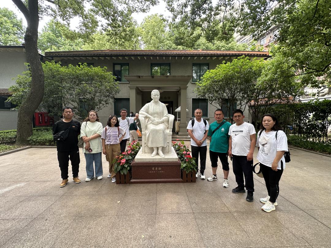 从珠峰脚下到黄浦江畔沪藏共谱交流新篇章拉孜县中学教师代表团赴上海