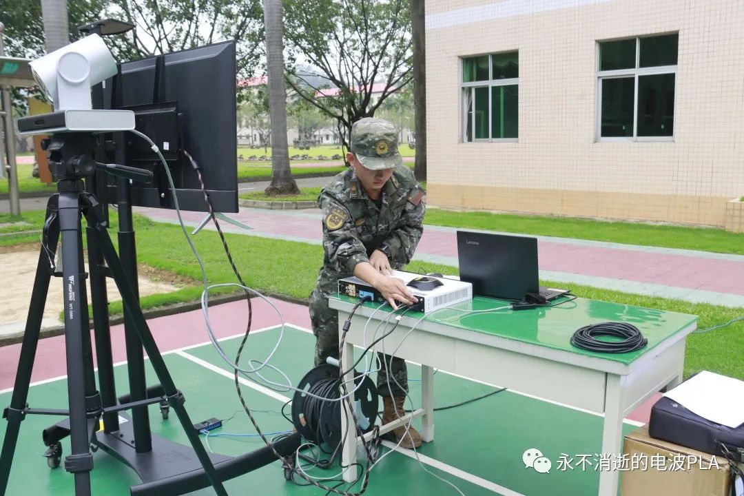 电台操作4个类别7个专业课目展开训练,旨在全面提升通信兵装备操作和