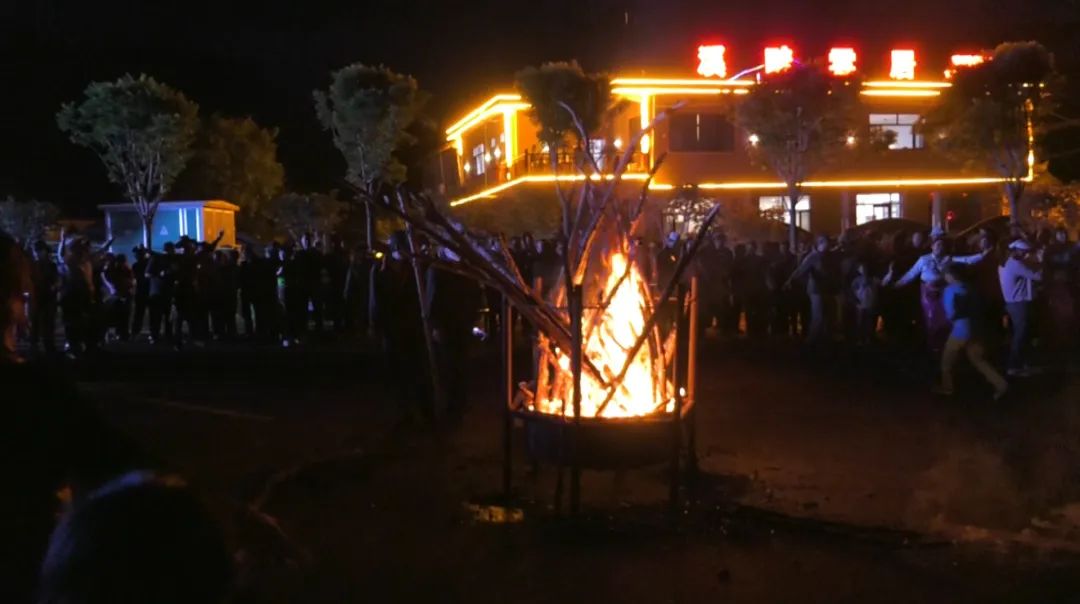 “激情夏夜 共舞遮阳”一场完美的篝火晚会嗨翻整个夏天！_澎湃号·政务_澎湃新闻-The Paper