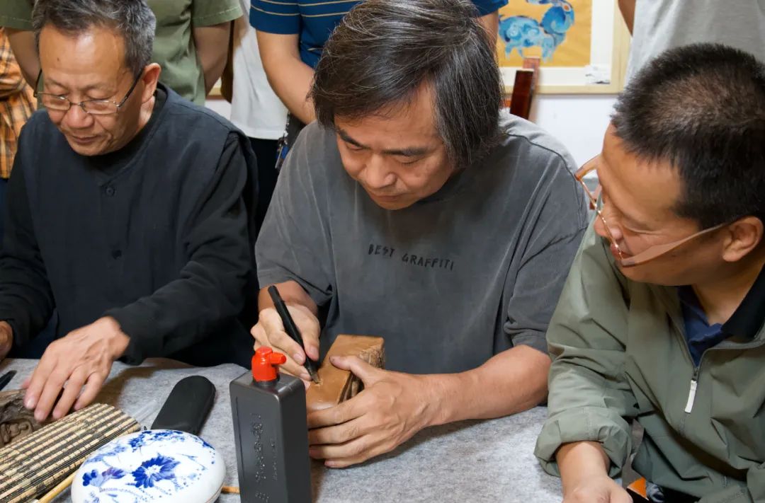 【工作动态】“寻迹卫城 文脉城中”第二届当代国际中青年篆刻家陶瓷印创作展圆满开展_澎湃号·政务_澎湃新闻-The Paper