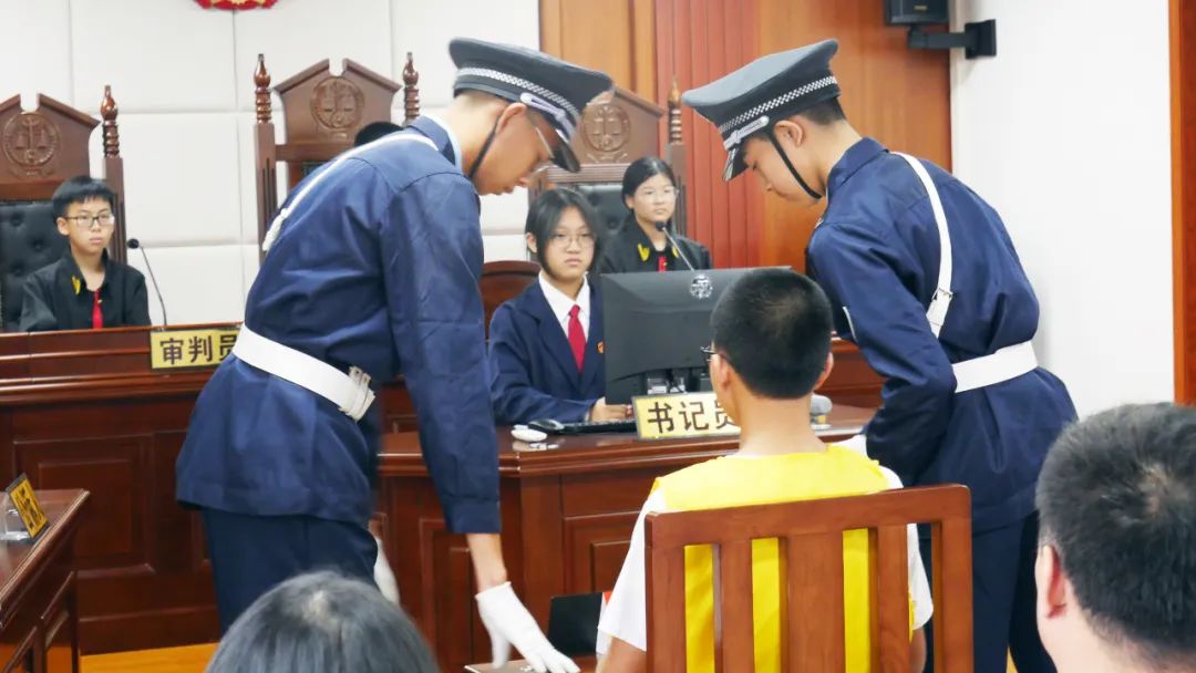 拥抱拒绝视频_拥抱陌生人拒绝冷漠_安徽一法院现“阴阳判决”