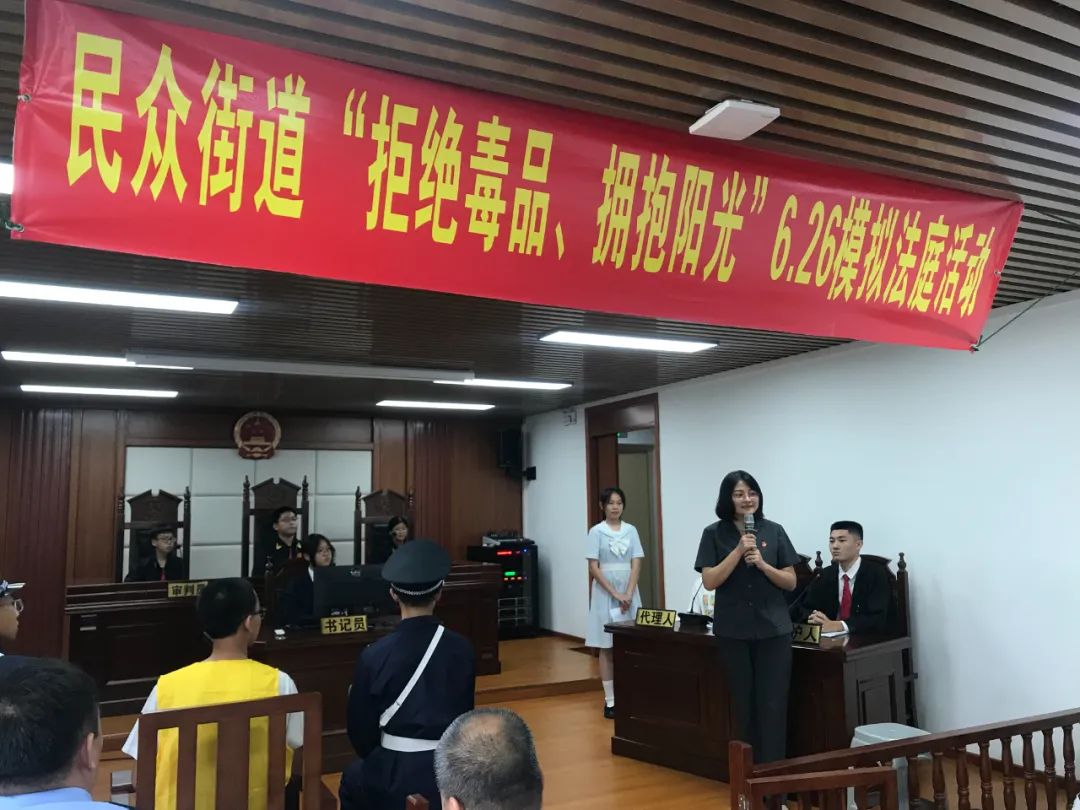 安徽一法院现“阴阳判决”_拥抱拒绝视频_拥抱陌生人拒绝冷漠