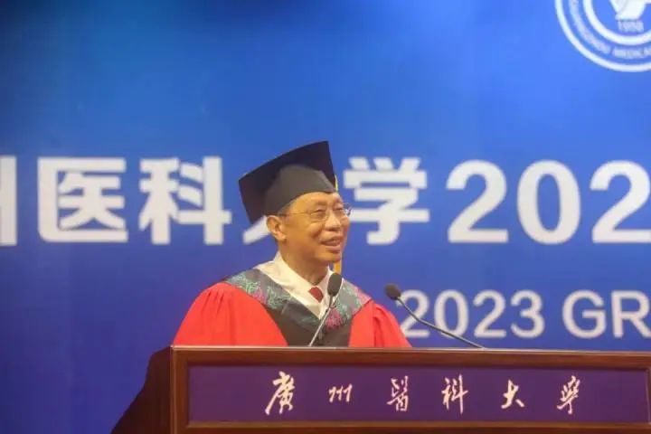 钟楚曦穿薄纱裙现身_宋钟三怪医系列txt_钟南山现身广医毕业典礼