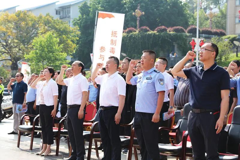 活动在县城巫峡广场举行,县委副书记,县长洪家进,县委常委,县委政法委