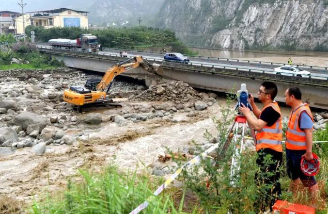 昆明砍杀事件已致27人遇难_湖北洪峰山洪13人遇难_汶川突发山洪泥石流 7人失联
