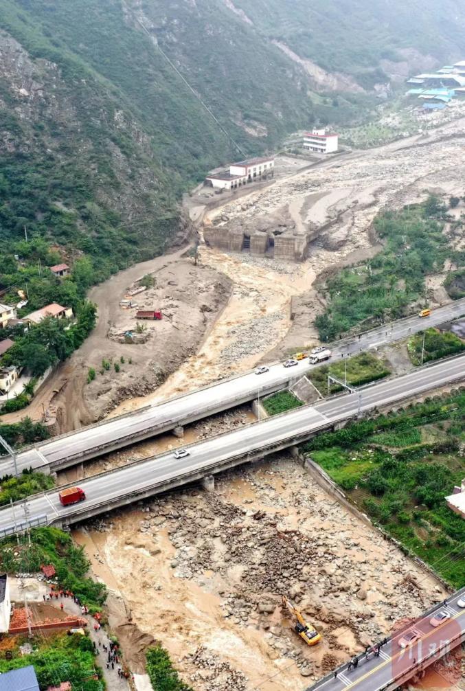 湖北洪峰山洪13人遇难_汶川突发山洪泥石流 7人失联_昆明砍杀事件已致27人遇难