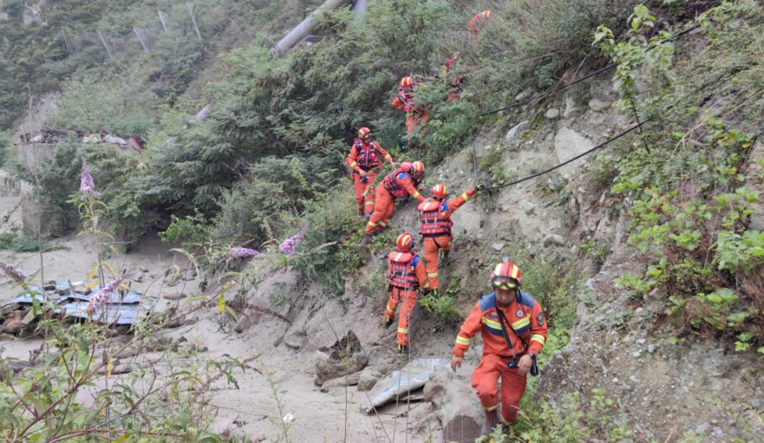 汶川突发山洪泥石流 7人失联_昆明砍杀事件已致27人遇难_湖北洪峰山洪13人遇难