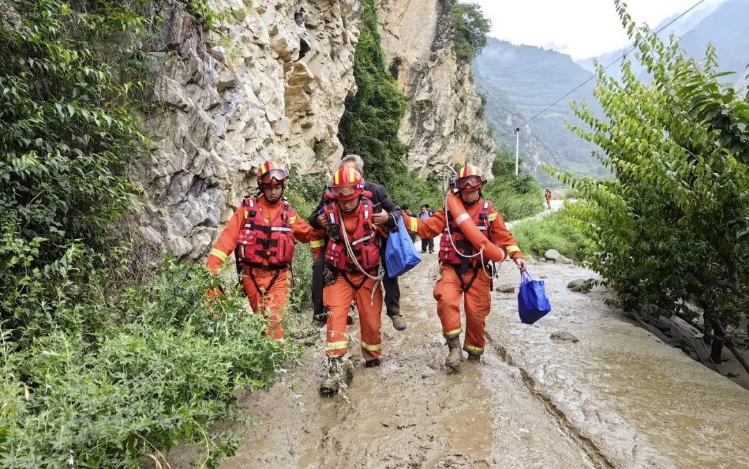 湖北洪峰山洪13人遇难_汶川突发山洪泥石流 7人失联_昆明砍杀事件已致27人遇难