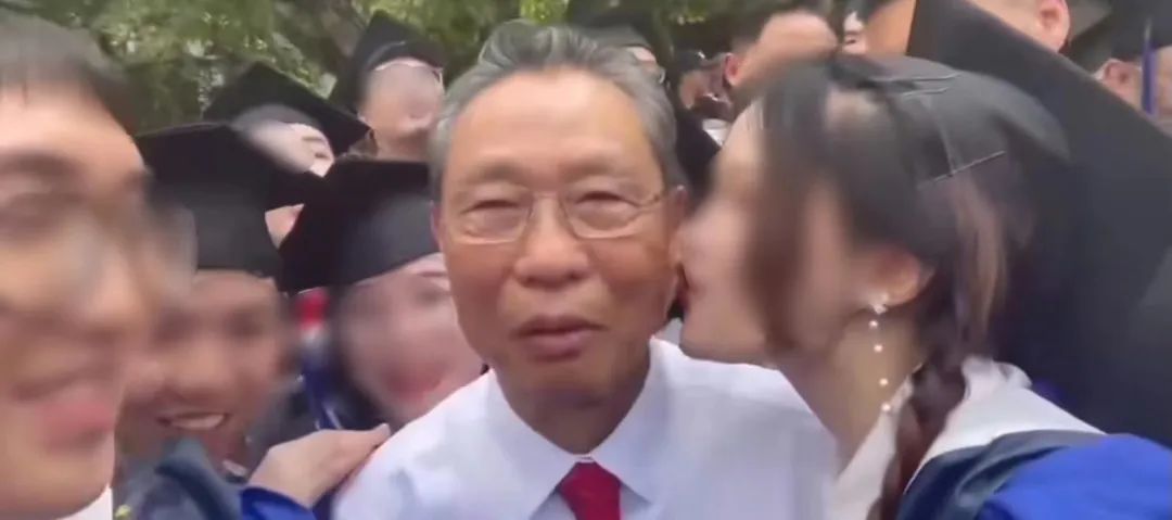 钟南山与学生合照时意外被亲_意外钟祺by李小雾百度云_林正英和钟发合照