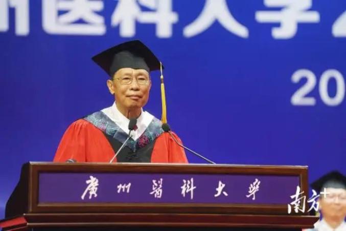 意外钟祺by李小雾百度云_钟南山与学生合照时意外被亲_林正英和钟发合照