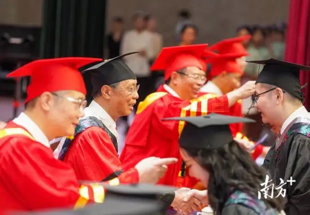 林正英和钟发合照_意外钟祺by李小雾百度云_钟南山与学生合照时意外被亲