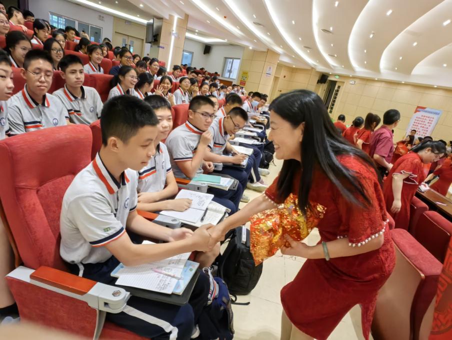 江门紫茶中学学生图片