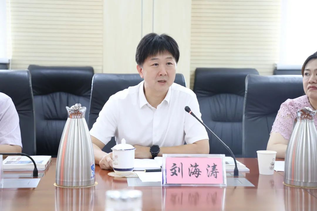 首发仪式上,刘海涛社长和刘玉民院长一起揭晓了新书.