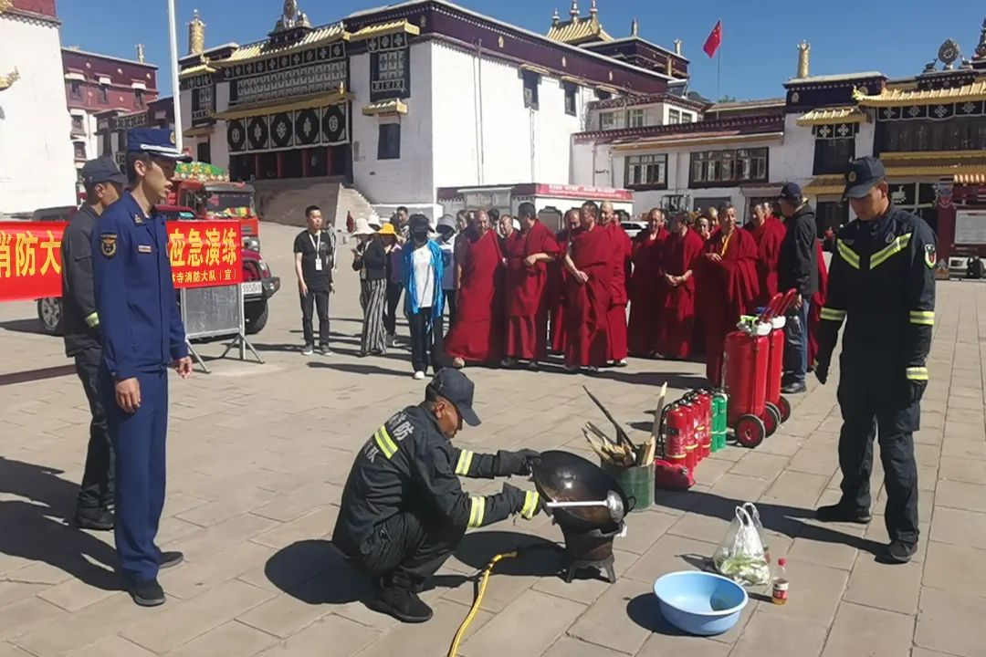 昌都市消防救援支队强巴林寺大队联合寺管会派出所开展消防安全宣传