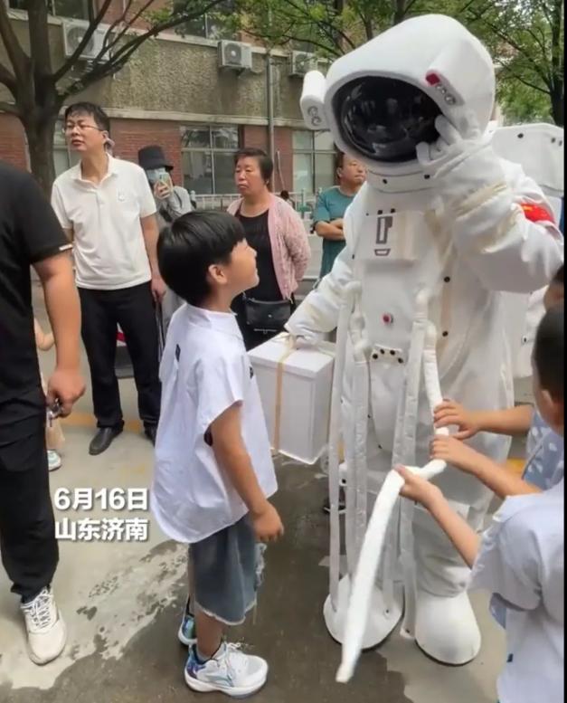 新闻报道怎么写模板_新闻报道200字_新闻报道