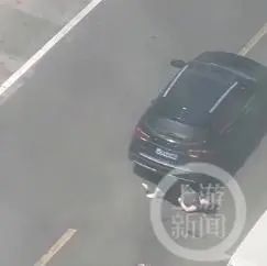 警方通报男子将女友推向公交车_警方通报交巡警大队长被妻子举报_警方通报男子反复碾压妻子致死