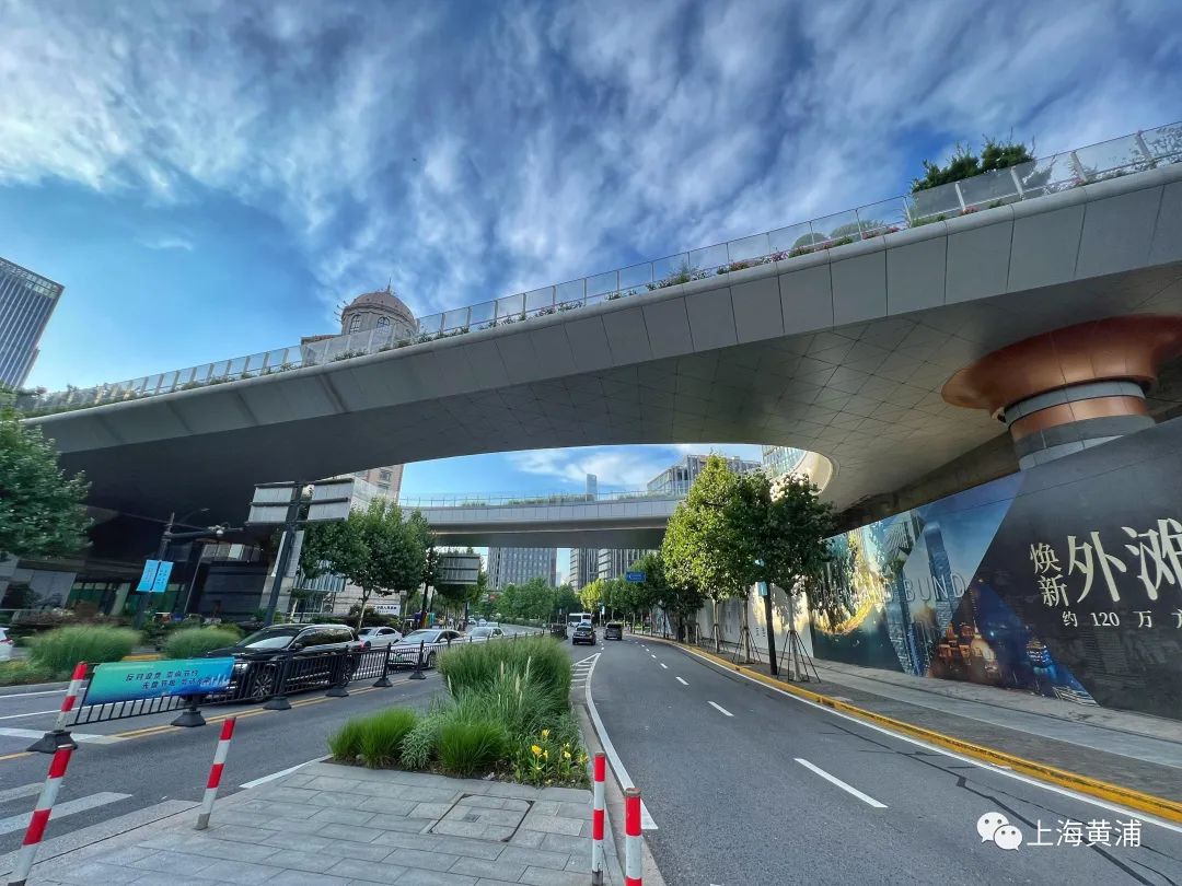 街拍黄浦|数你最美!"上海最美人行天桥"亮相