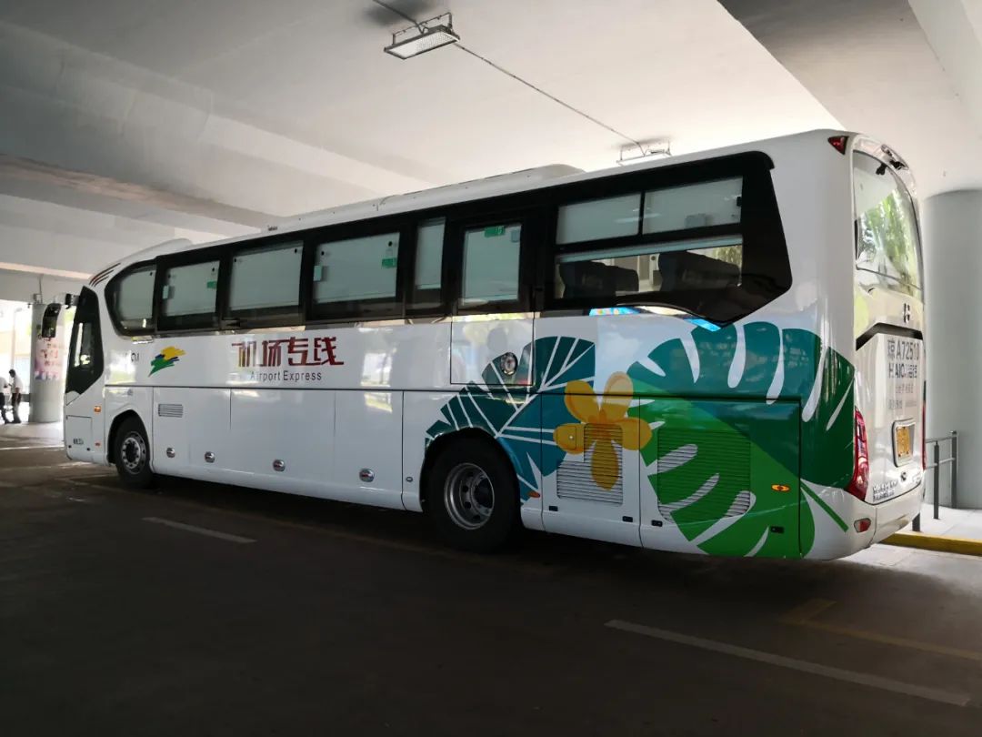 乘坐机场巴士,请前往国内到达厅3/4号门外,乘坐机场巴士2号线到海口